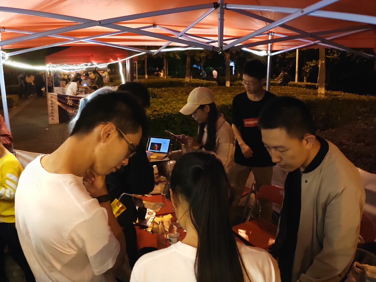 展台前忙碌的部长团和部员们