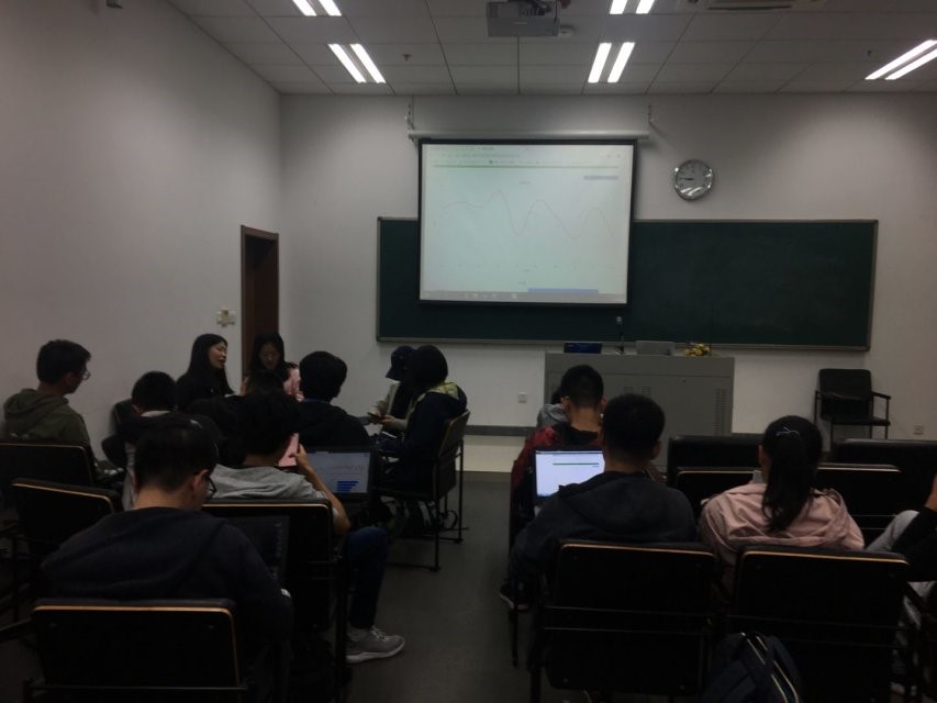 黄金点游戏决赛现场,投影上实时显示得分情况