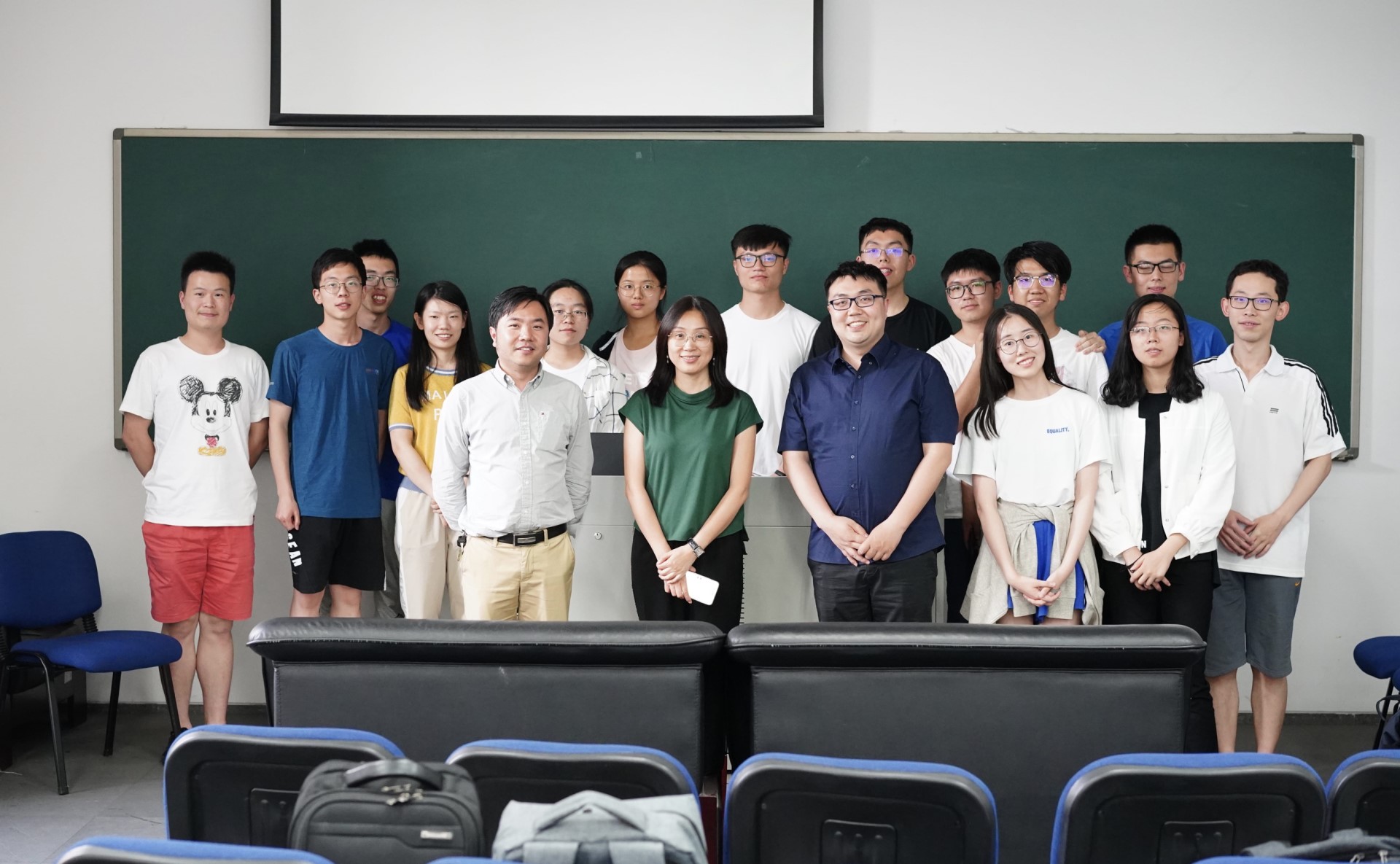 2019年5月24日，南京大学微软学生俱乐部新老部长团和马欣姐和昊哥的合影