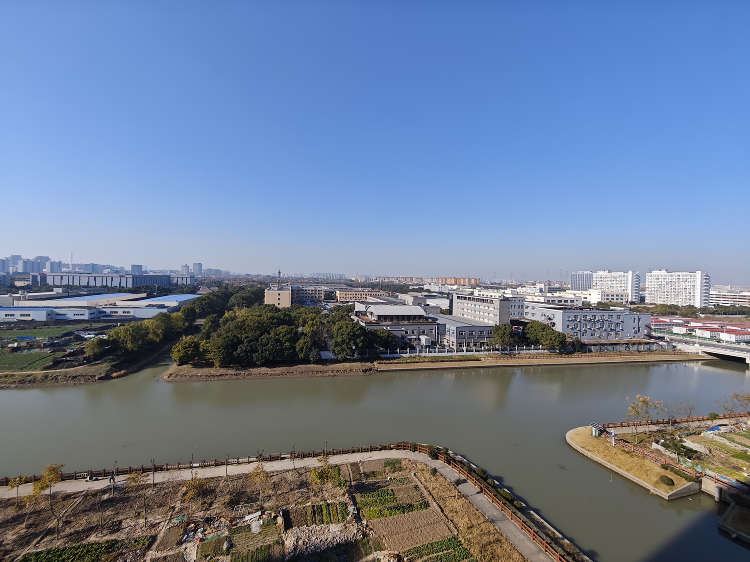 阳台外景色，楼下是菜地，对岸是厂房